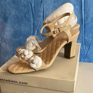 Anne Klein Beige Heeled Sandals with Floral Detail sz 9m, SL3-138s016